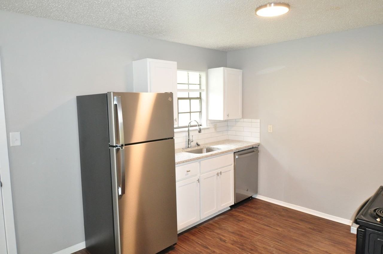 220 Joyce St - Photo 5 of 12
