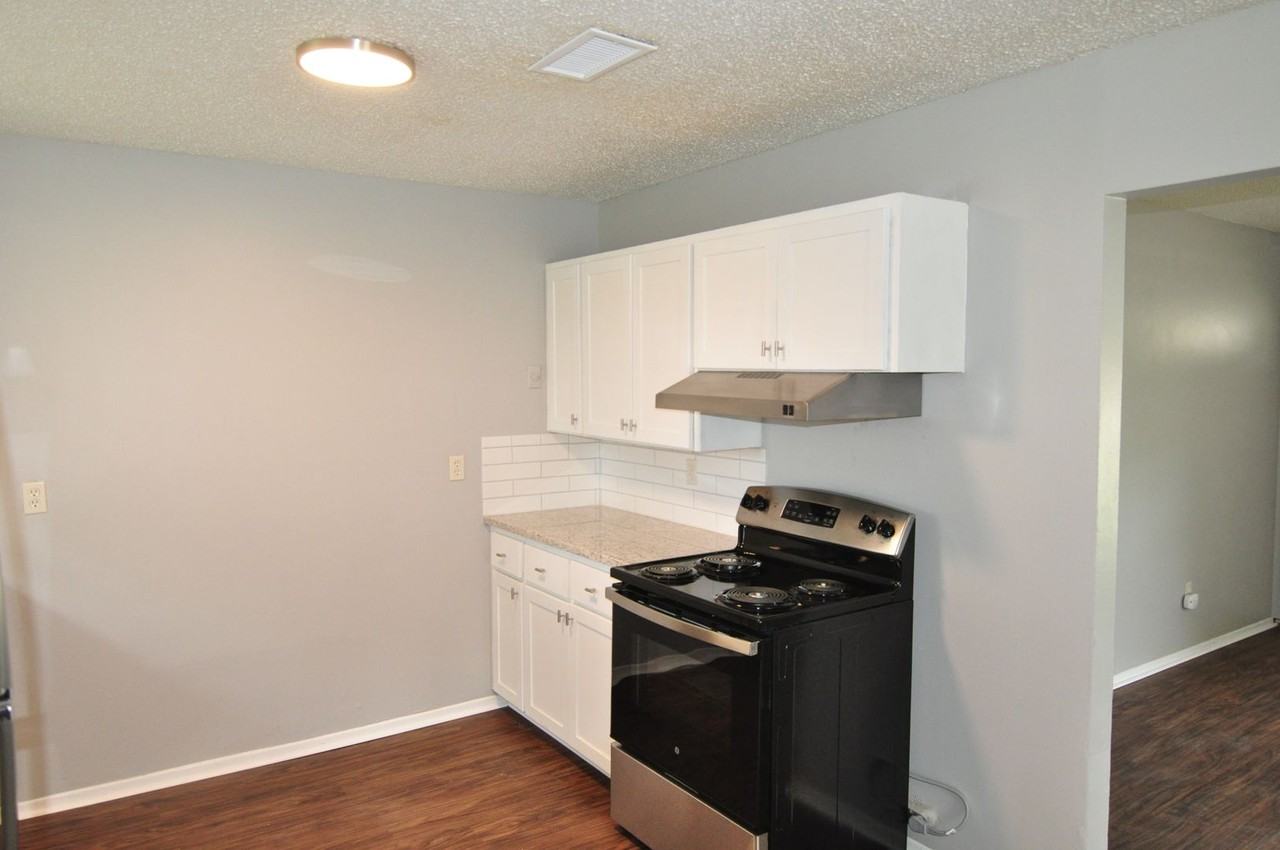 220 Joyce St - Photo 6 of 12