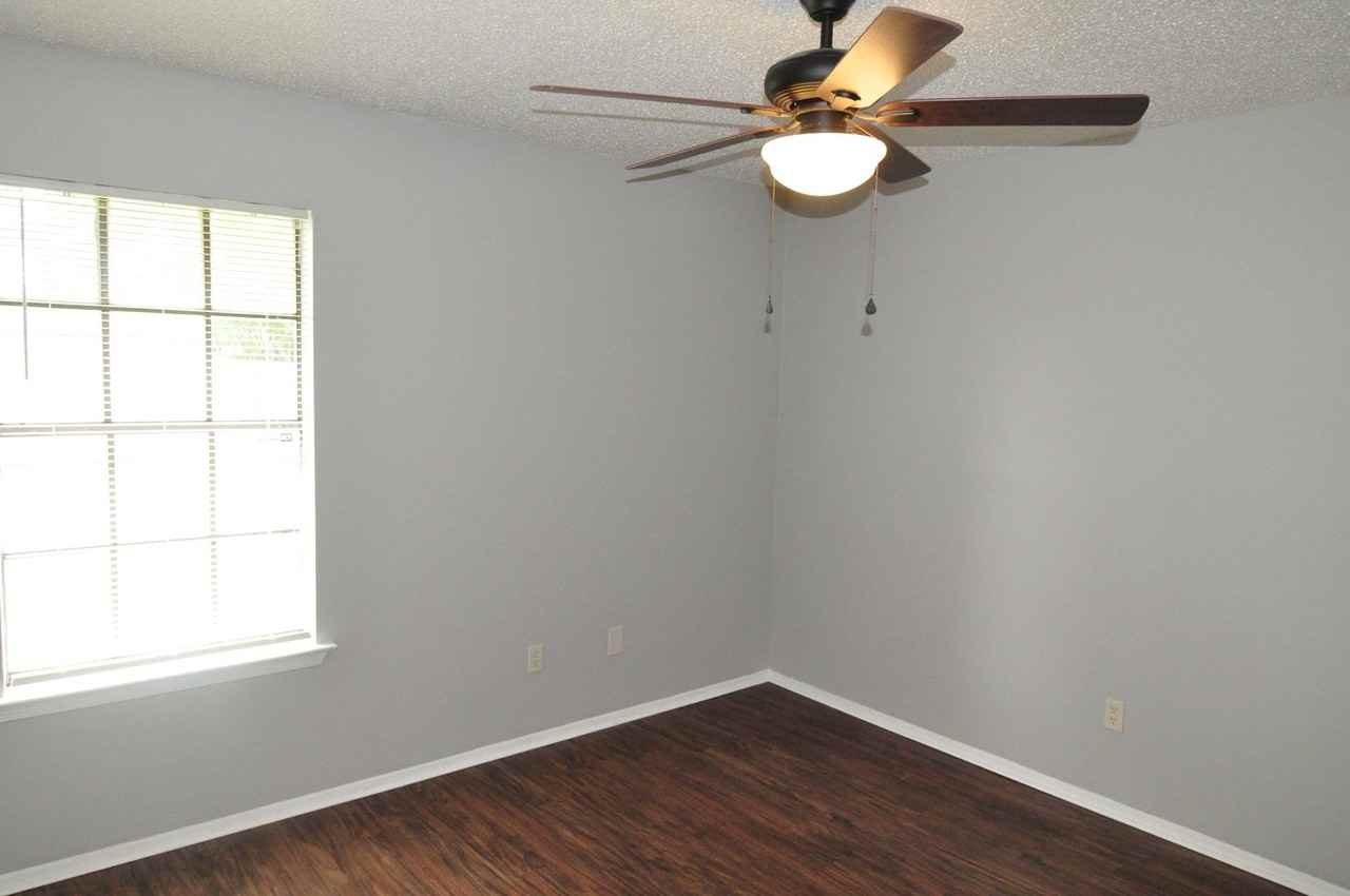 220 Joyce St - Photo 7 of 12