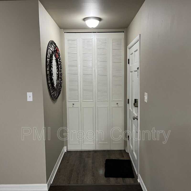 1313 E 48th St #4 - Photo 3 of 13