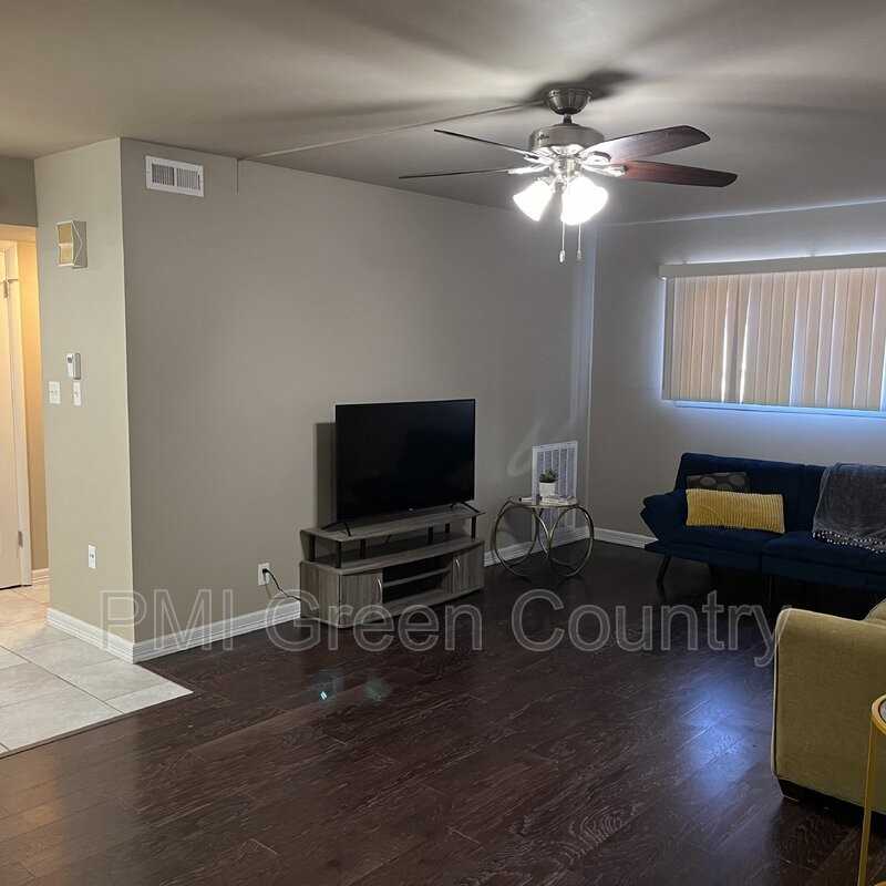 1313 E 48th St #4 - Photo 4 of 13