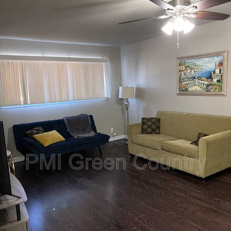 1313 E 48th St #4 - Photo 5 of 13