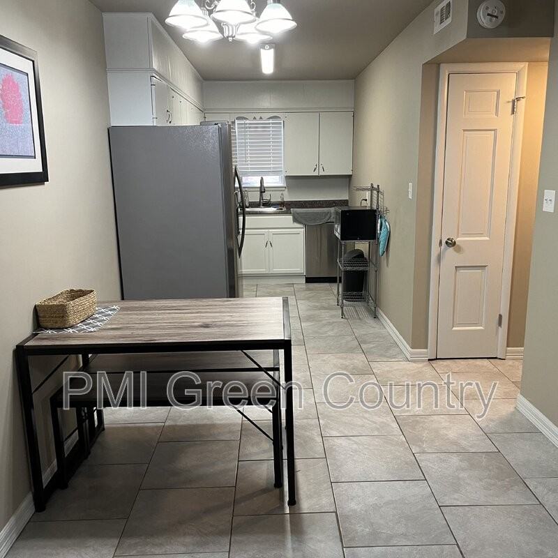 1313 E 48th St #4 - Photo 6 of 13