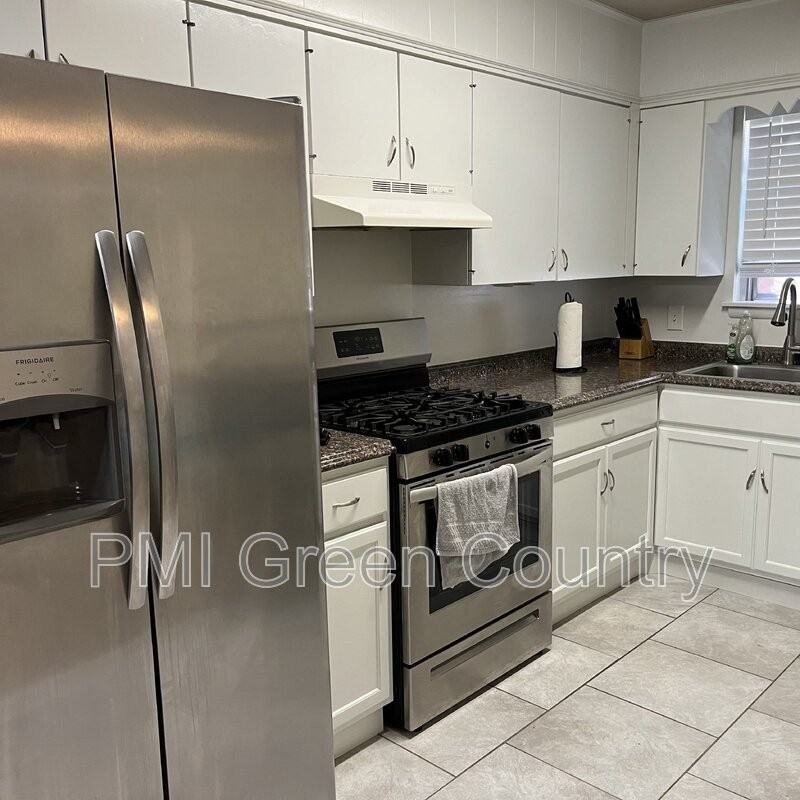 1313 E 48th St #4 - Photo 7 of 13