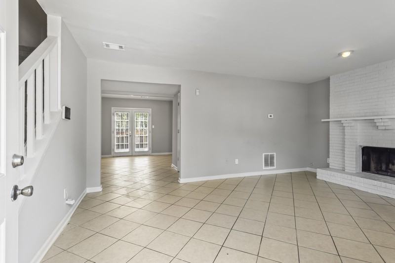 930 Silverwood Dr - Photo 2 of 20