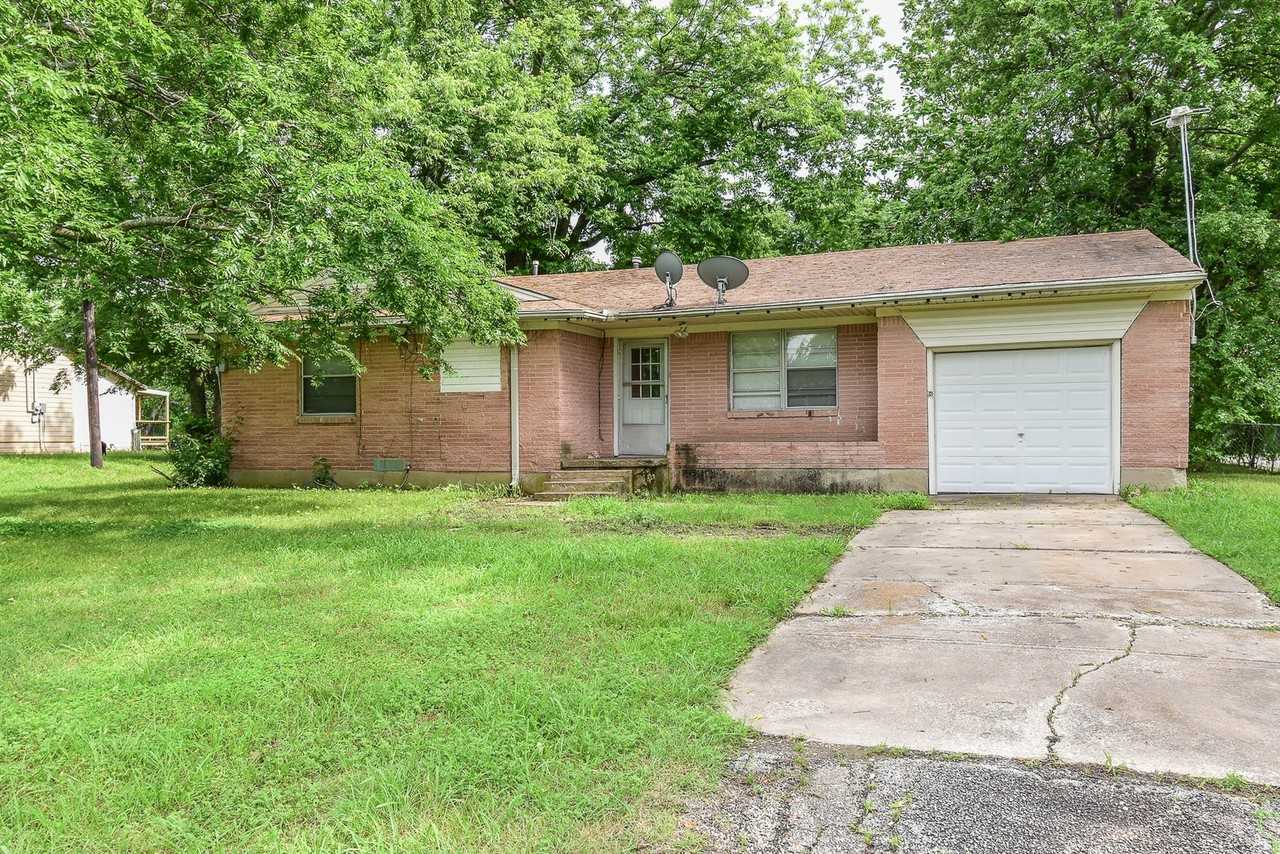 861 W Main St - Photo 2 of 4