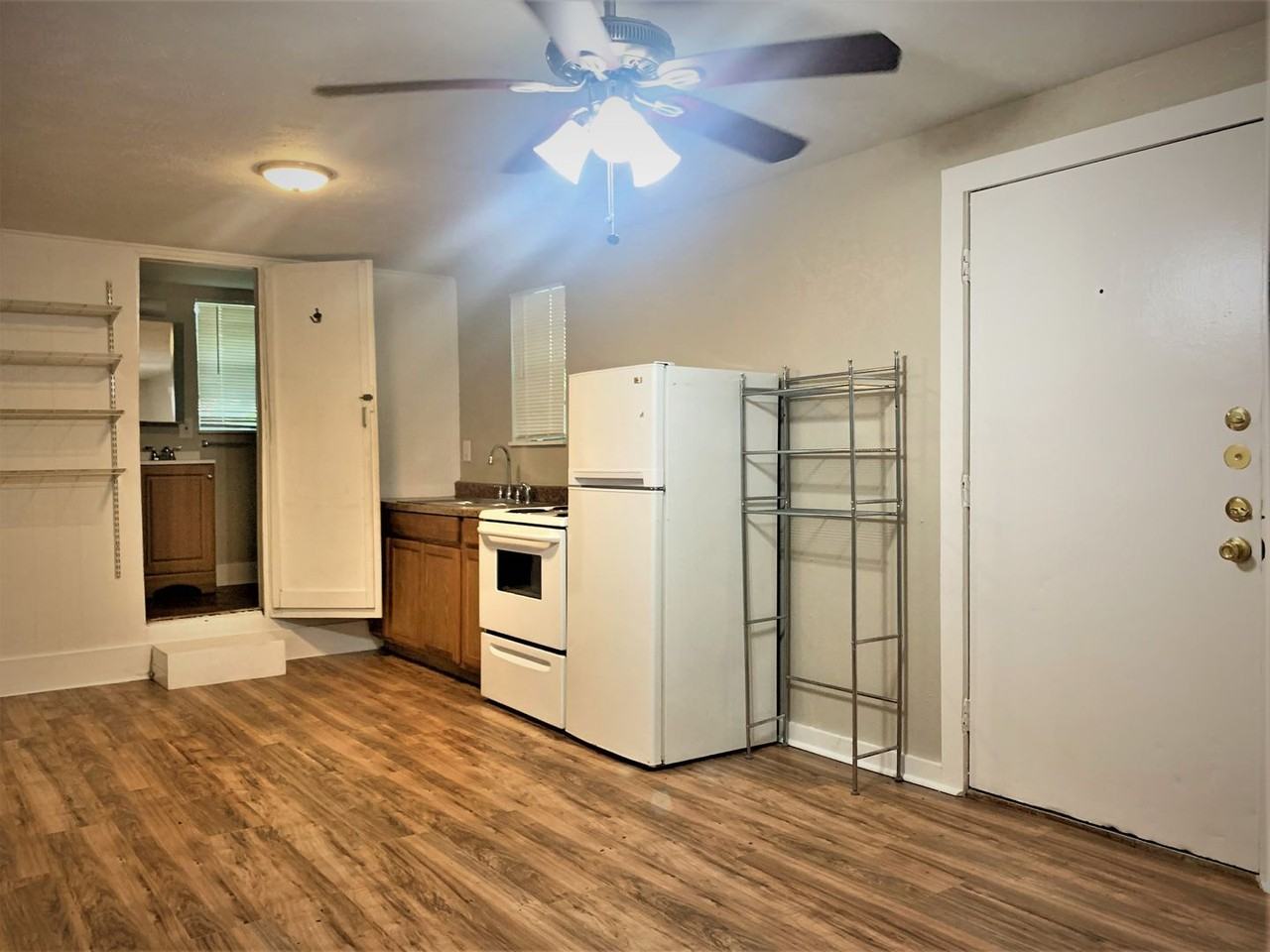 904 1/2 Denton St - Photo 3 of 9