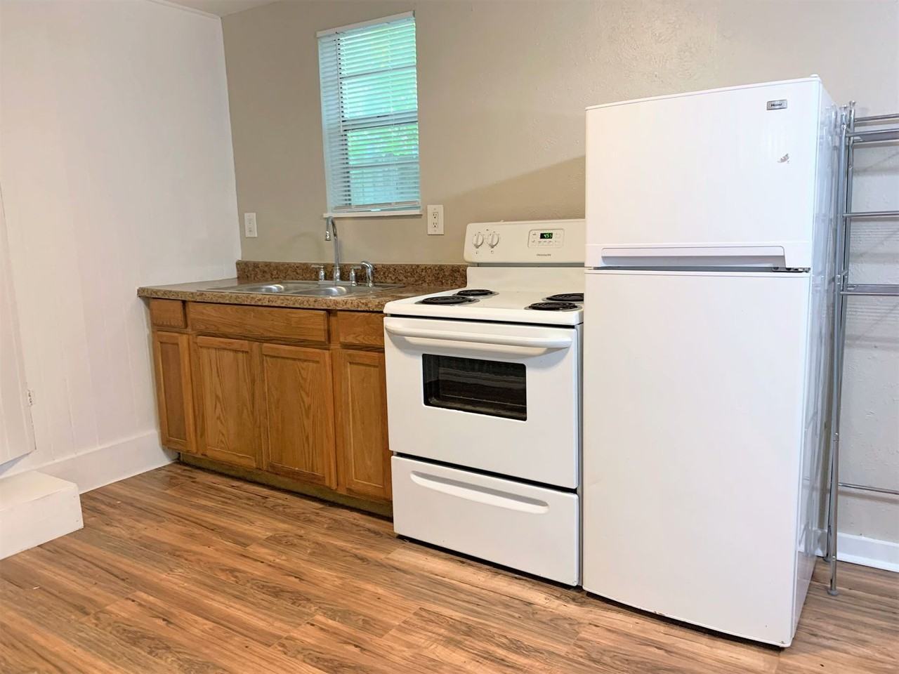 904 1/2 Denton St - Photo 6 of 9