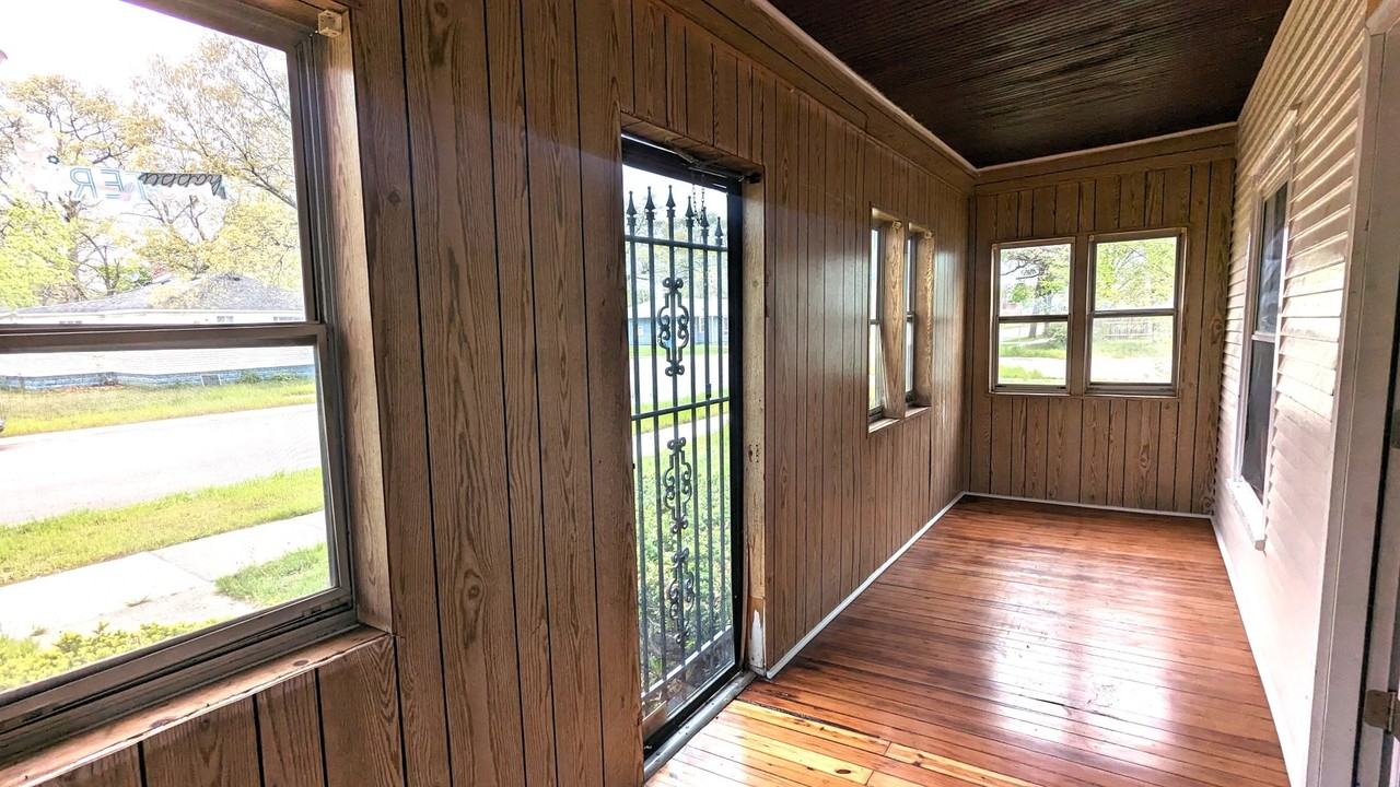 2404 Leahy St - Photo 2 of 9