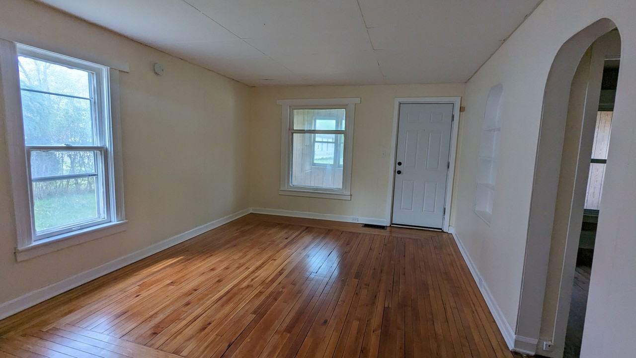 2404 Leahy St - Photo 3 of 9