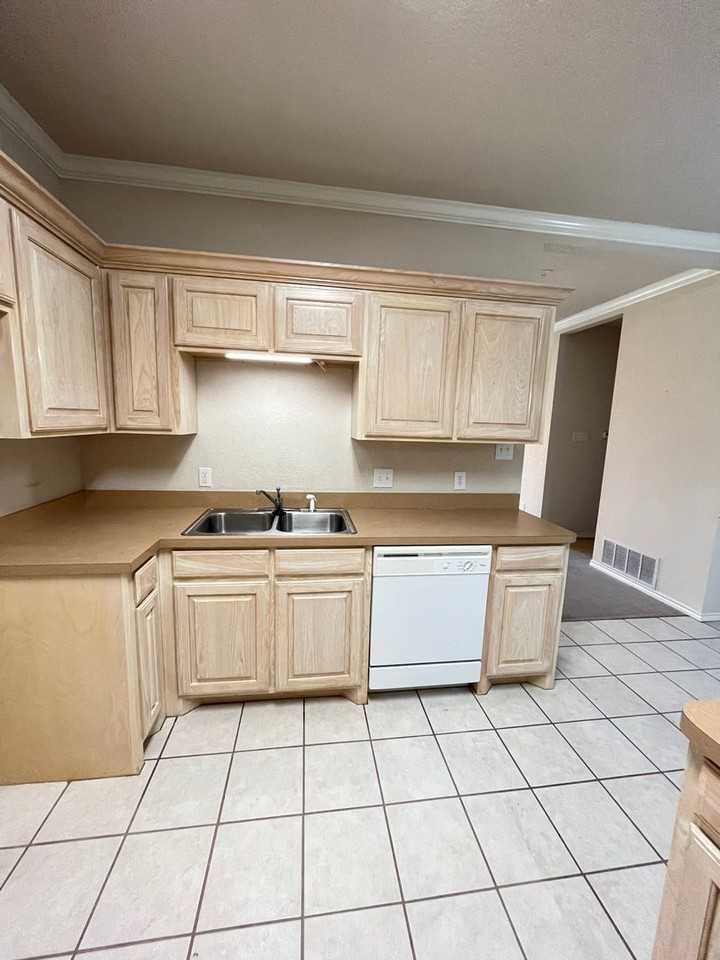 1503 Glenhaven - Photo 2 of 15