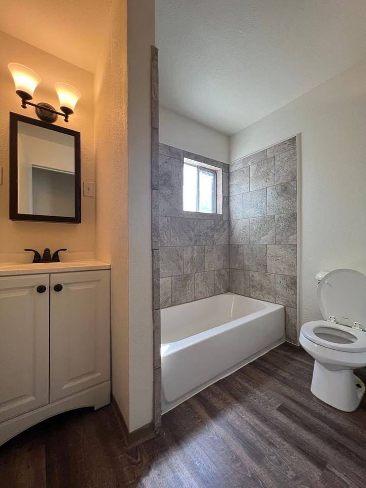 4262-15t - 711 A & B SW 4th St. - Photo 2 of 9