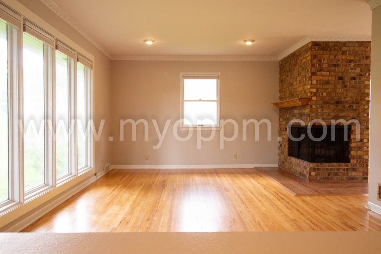 216 S 86th St - Photo 6 of 33