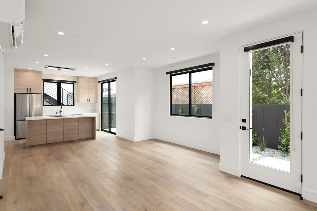 Luxury Living in the Heart of Downtown Encinitas - Photo 7 of 34