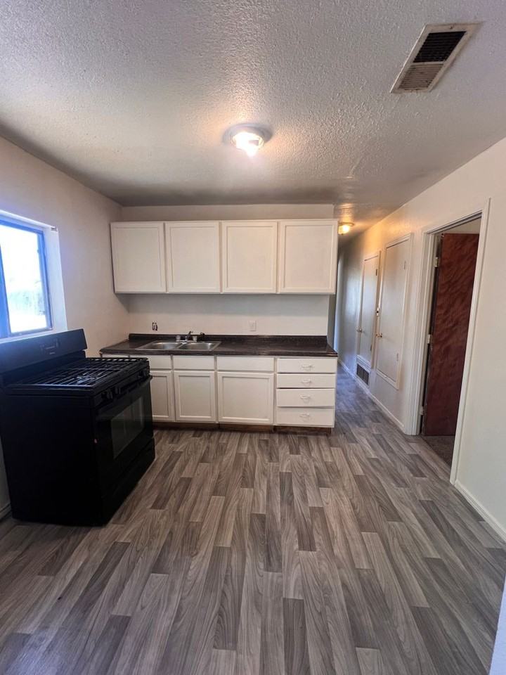 424 E 4th St Apt A - Photo 5 of 14