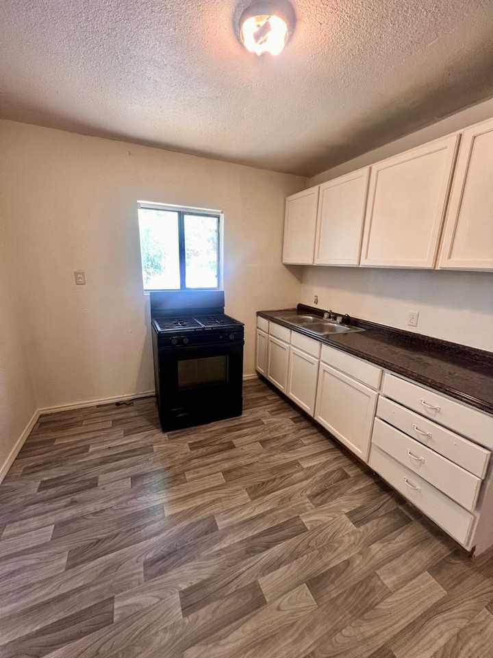 424 E 4th St Apt A - Photo 6 of 14