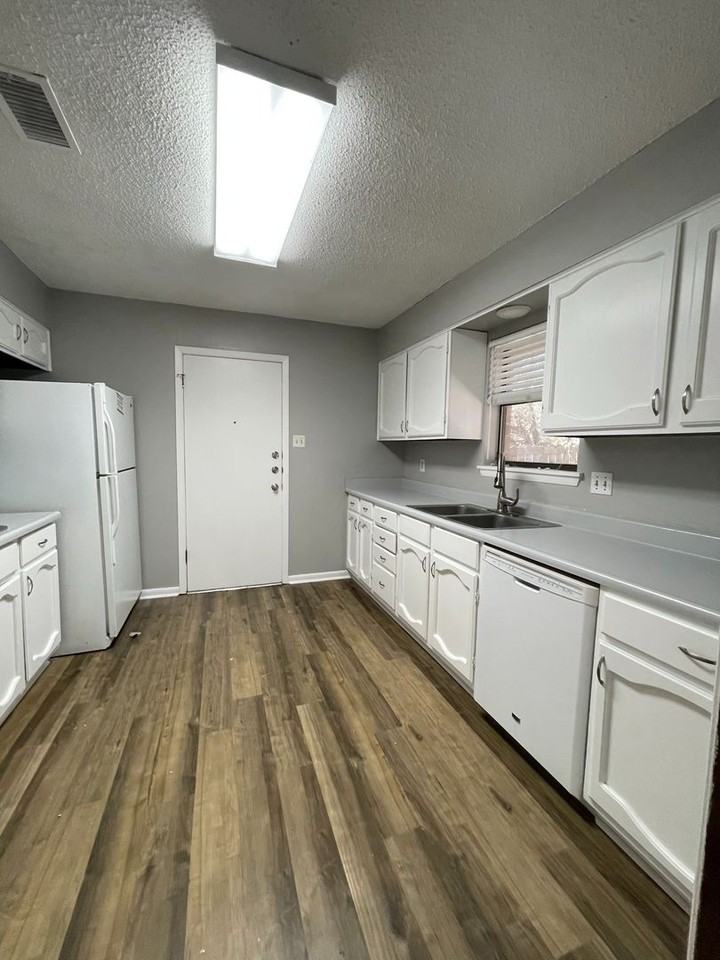 1206 Hilltop Rd - Photo 4 of 10