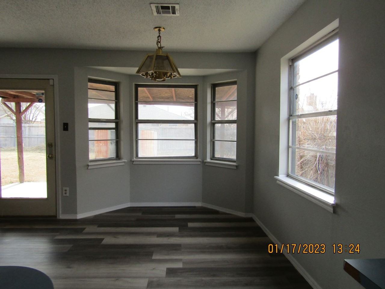 7008 Nw Kingsbury Ave - Photo 3 of 30