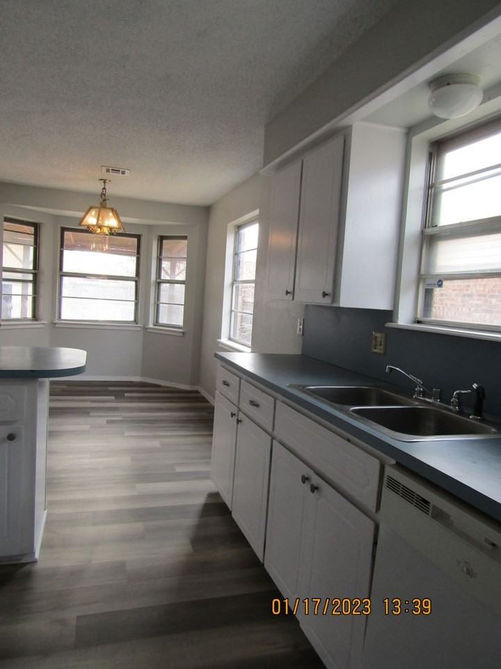 7008 Nw Kingsbury Ave - Photo 7 of 30