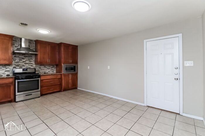 3720 Royal Crest Dr - Photo 3 of 17