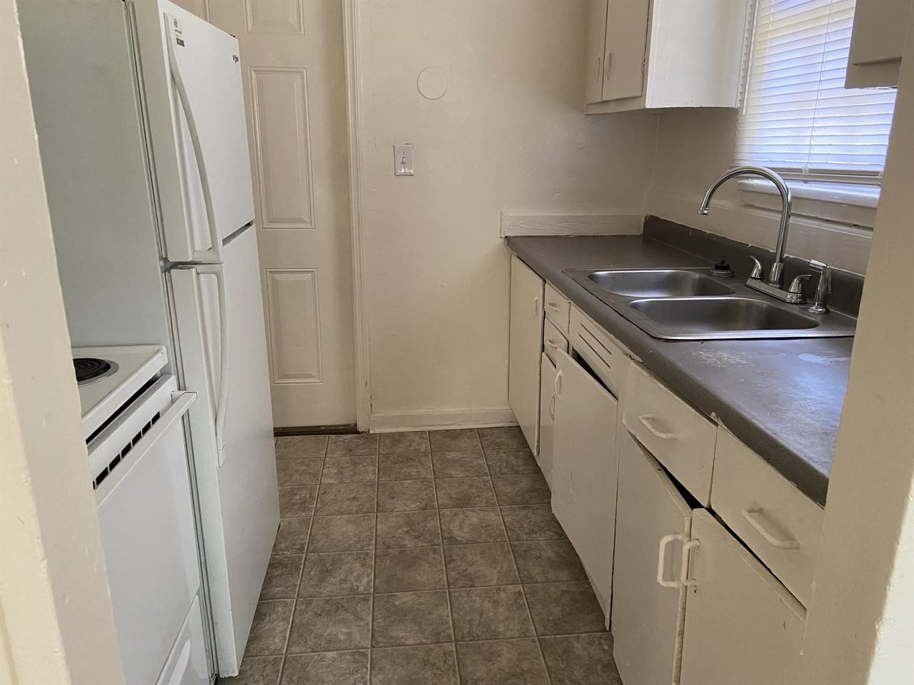 2402 Knox Dr #2402 - Photo 3 of 6