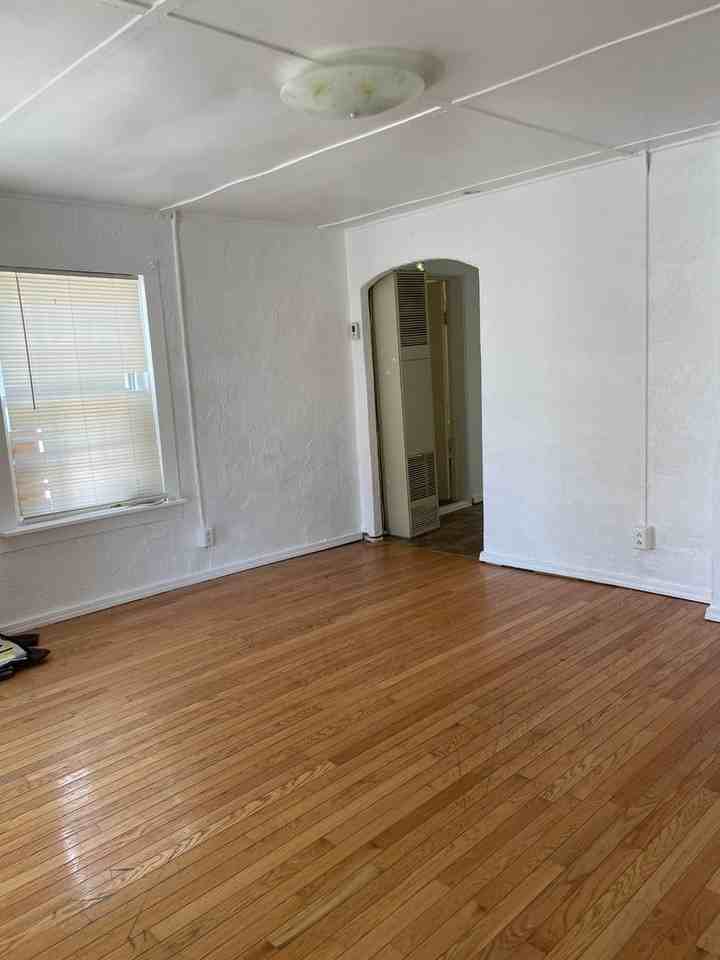 410 S Maple St - Photo 2 of 4