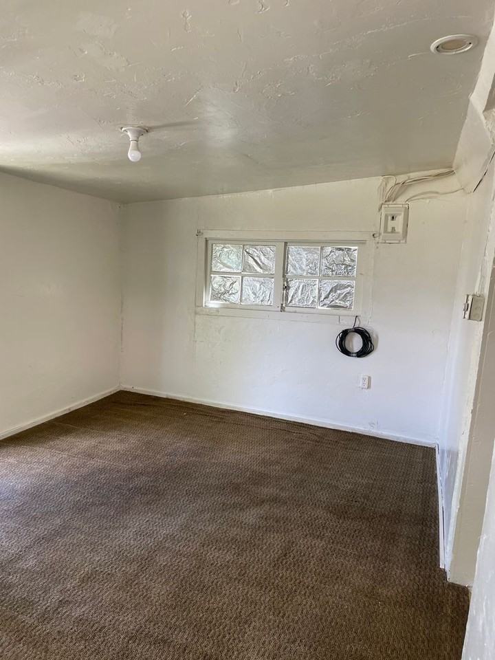 410 S Maple St - Photo 3 of 4