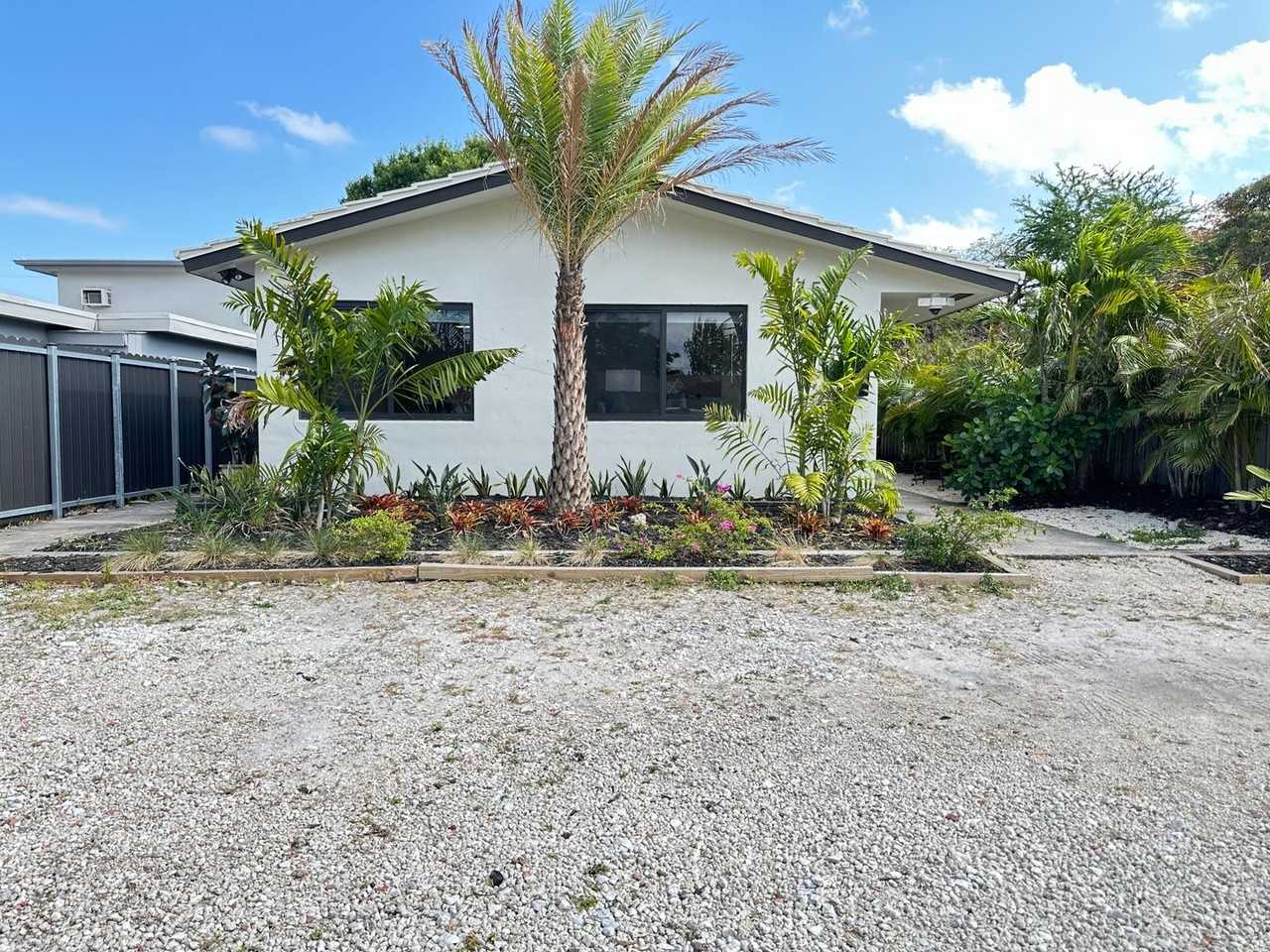 754 NE 40th St - Photo 2 of 26