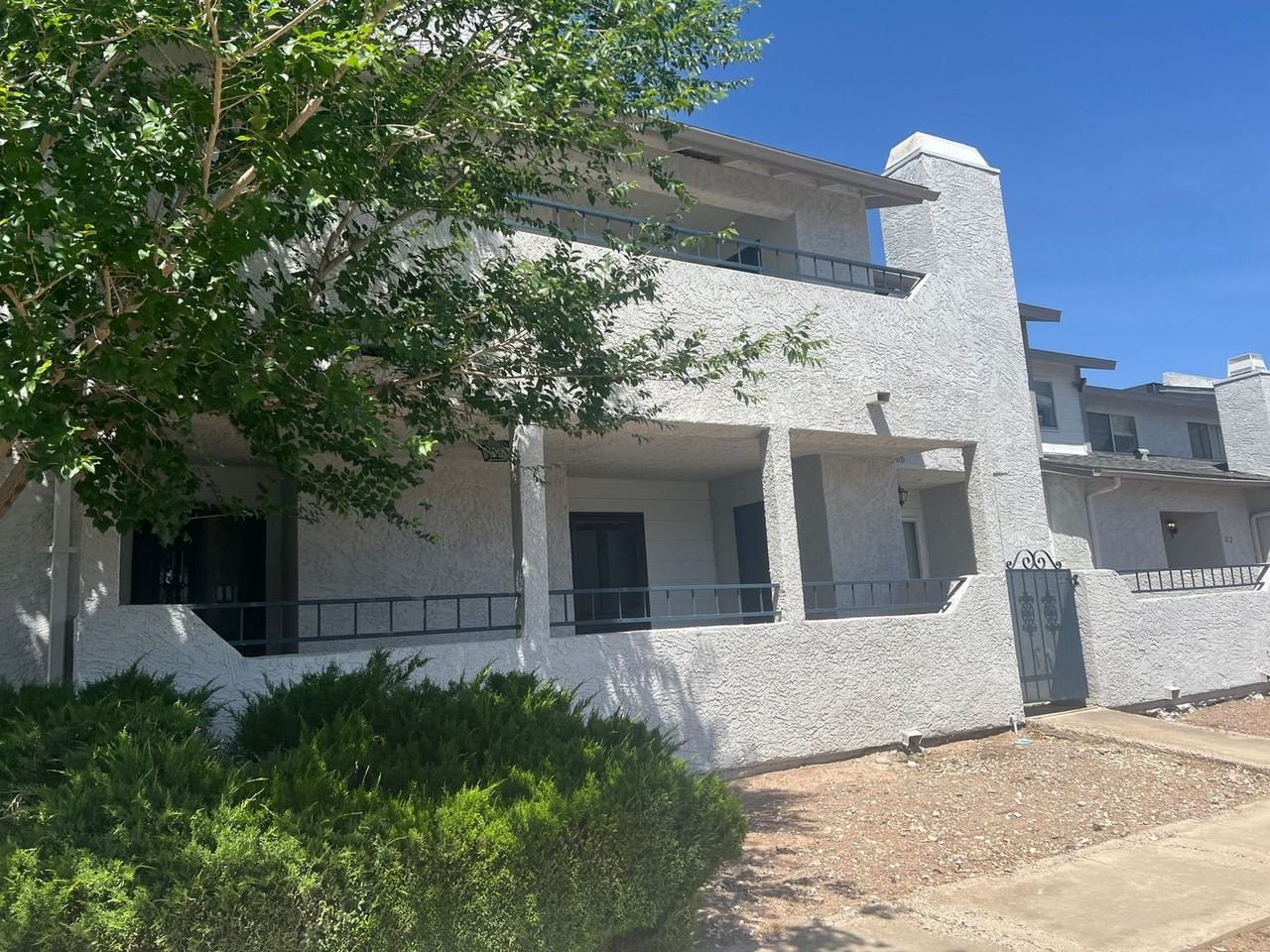 1604 Justin Pl - Photo 3 of 10