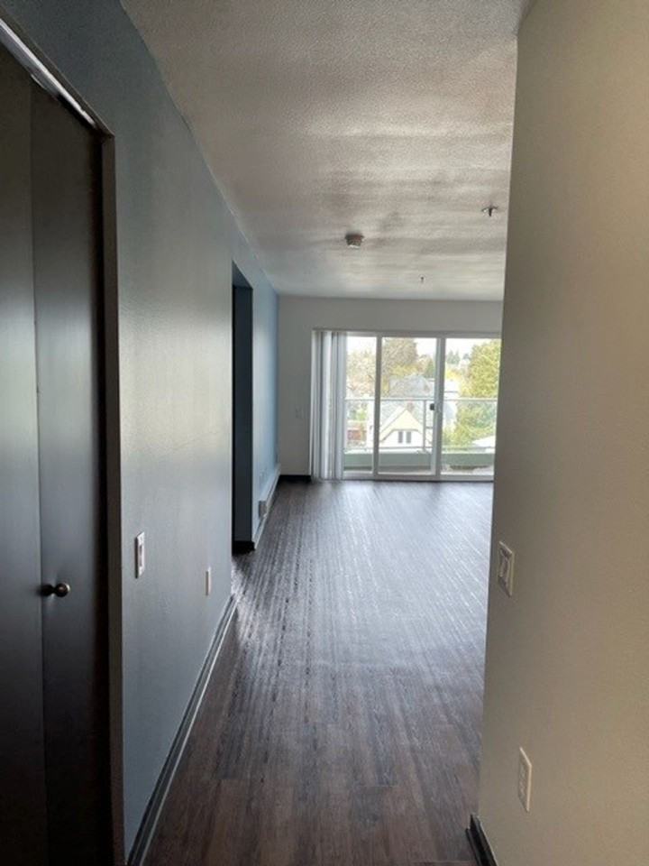 Cohanim Plaza on The University Ave! - Photo 4 of 10