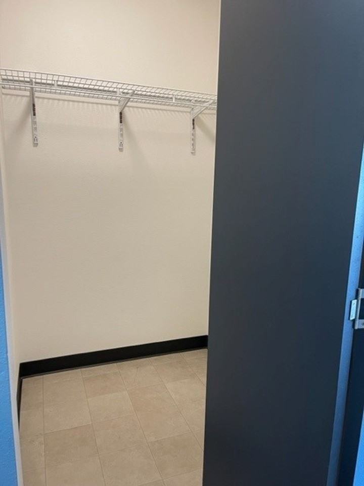 Cohanim Plaza on The University Ave! - Photo 6 of 10