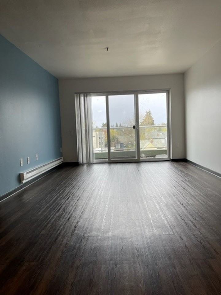 Cohanim Plaza on The University Ave! - Photo 3 of 10