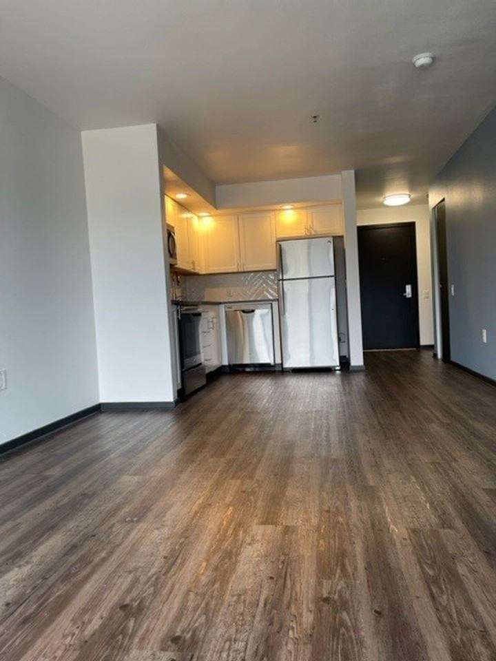 Cohanim Plaza on The University Ave! - Photo 2 of 10