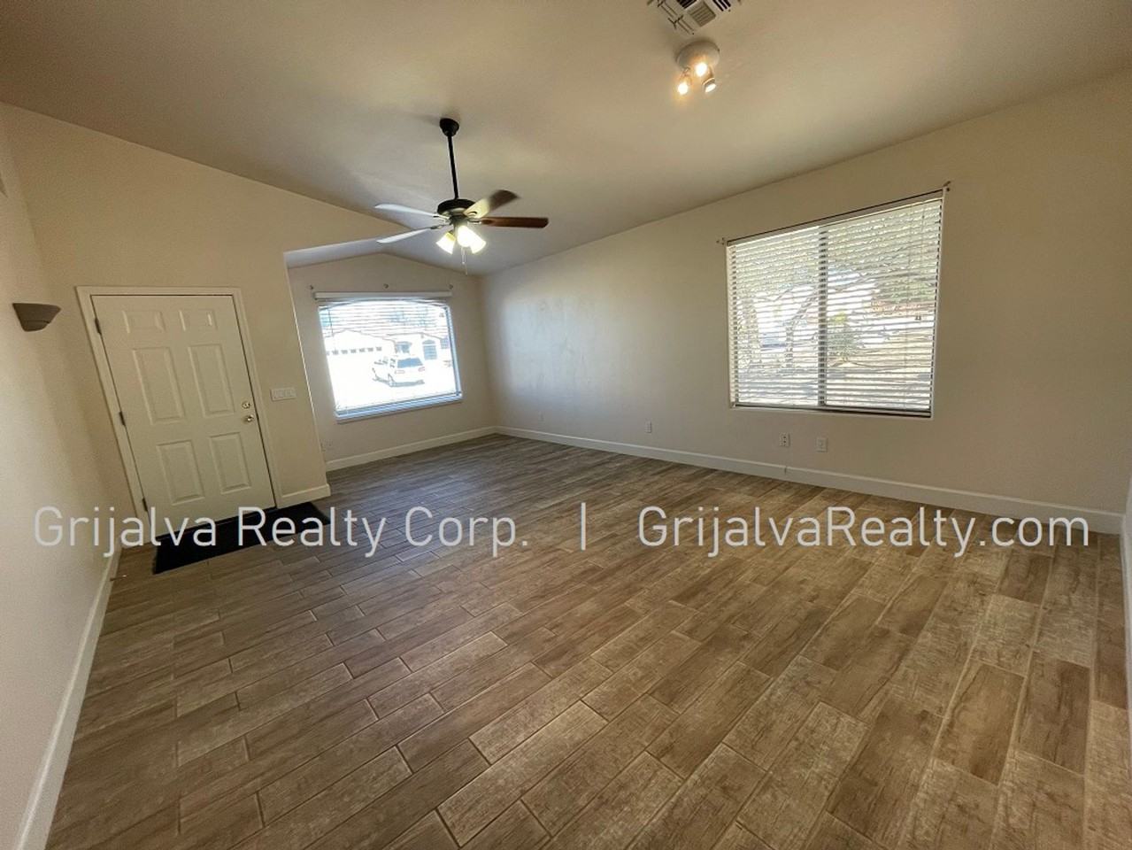 2430 E Skipping Rock Way - Photo 2 of 22