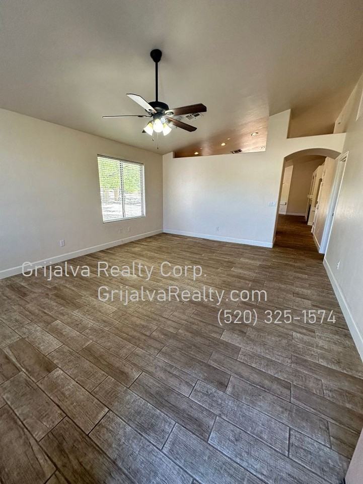 2430 E Skipping Rock Way - Photo 3 of 22