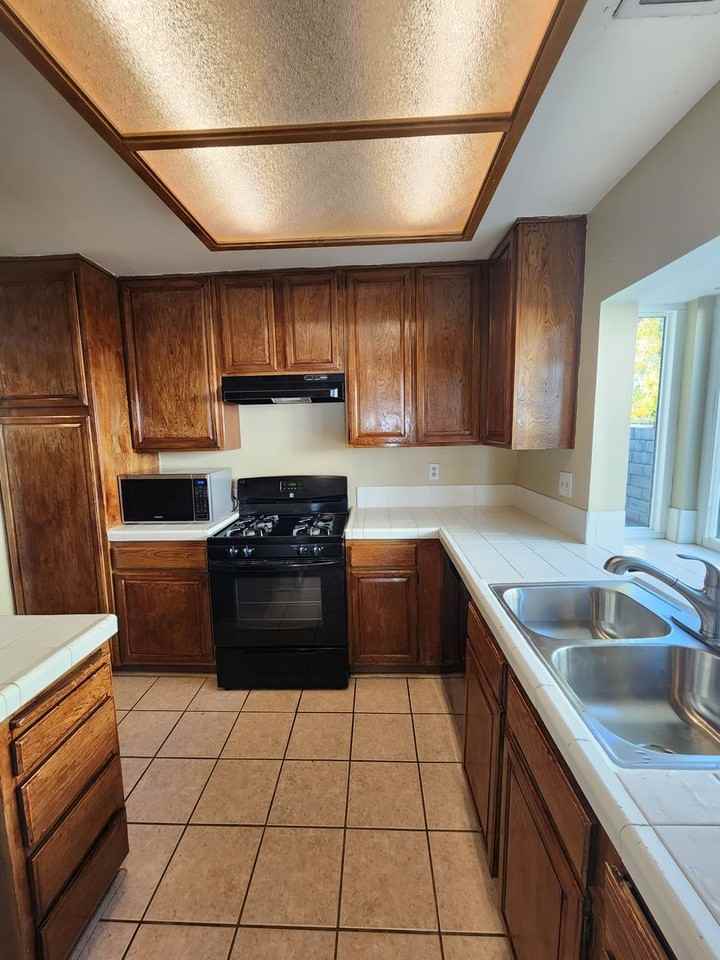 2625 Bottle Tree Dr - Photo 2 of 18