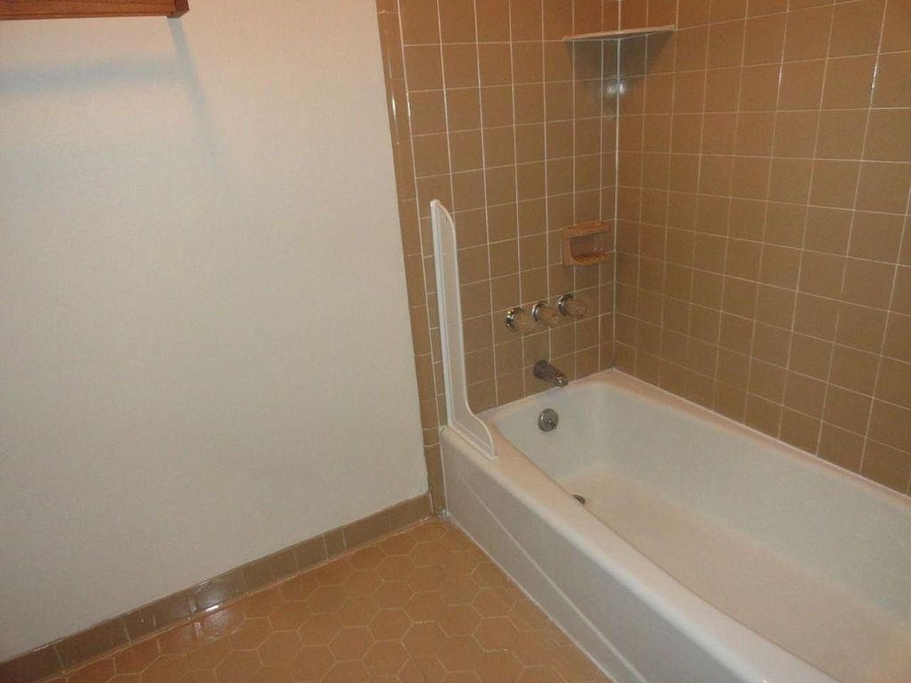 700 Grove Ave - Photo 7 of 33