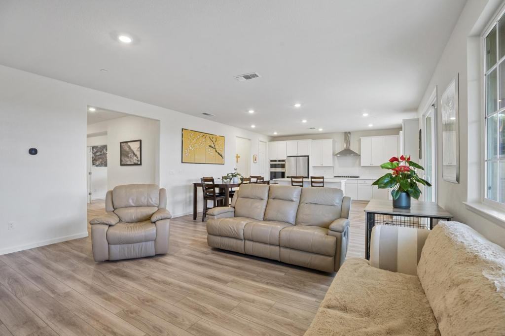 2521 Latour Ct - Photo 3 of 35