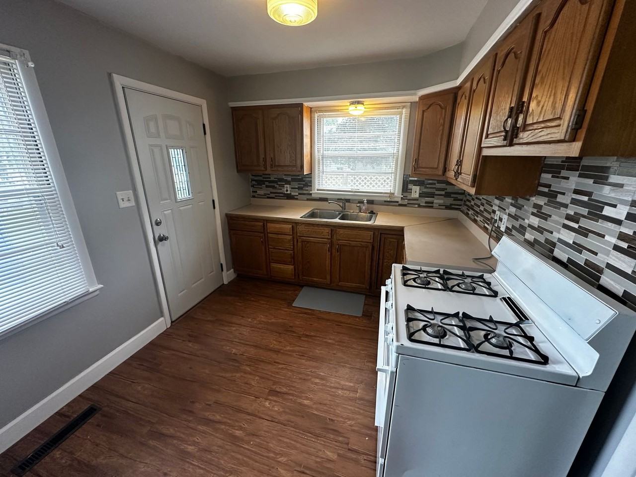 3404 Doniphan Ave - Photo 3 of 9