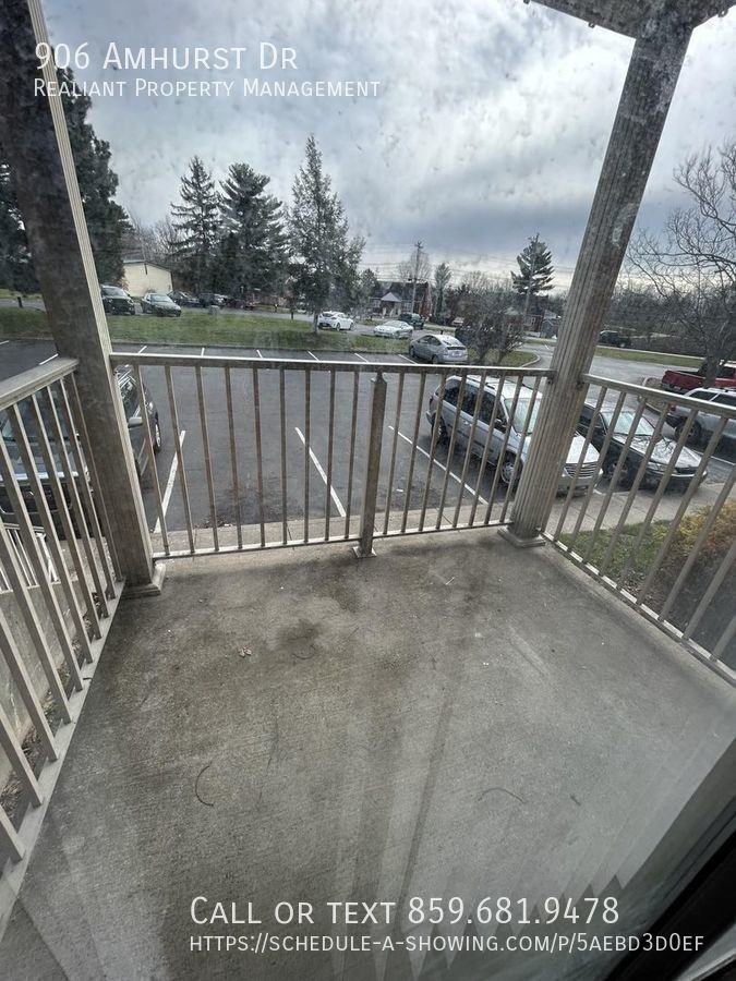 906 Amhurst Dr - Photo 3 of 9