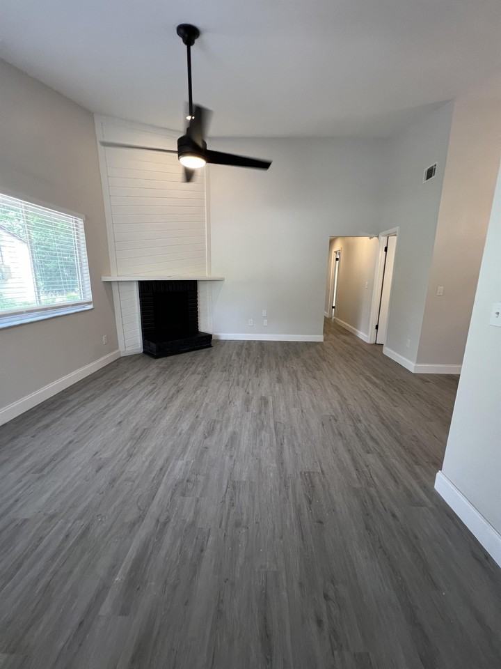 916 Robinhood Court - Photo 2 of 24