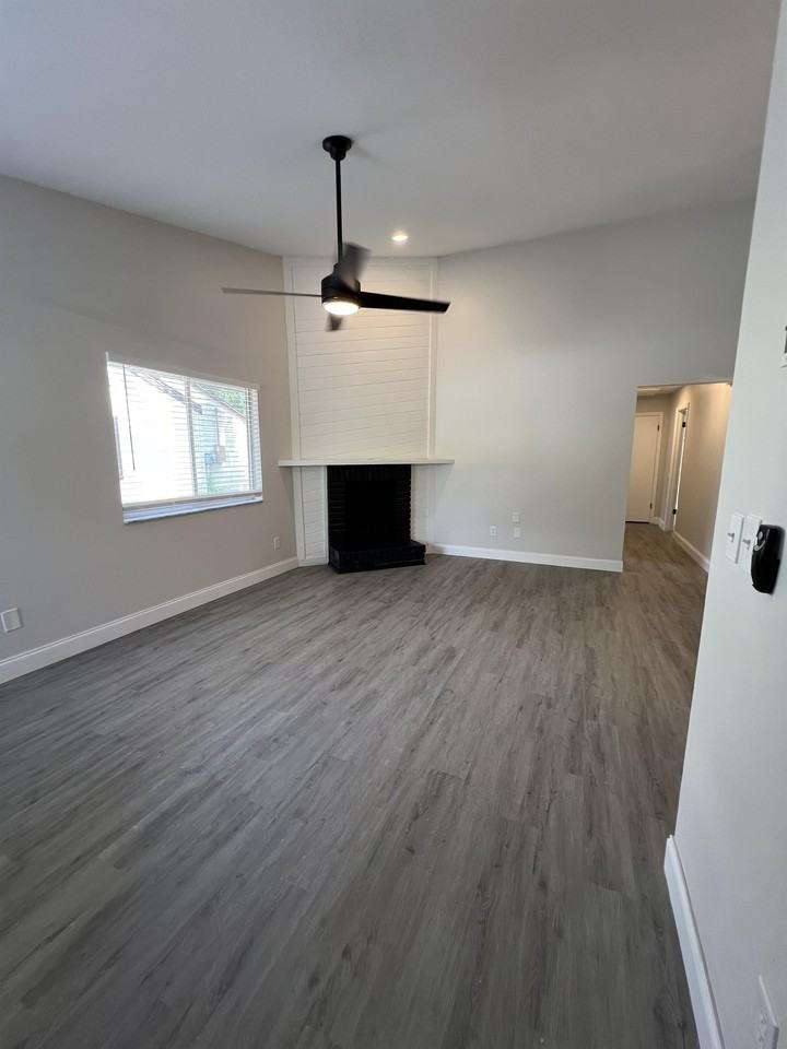 916 Robinhood Court - Photo 3 of 24