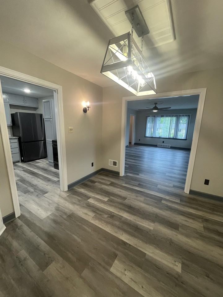 503 E 8th St #1 - Photo 4 of 16