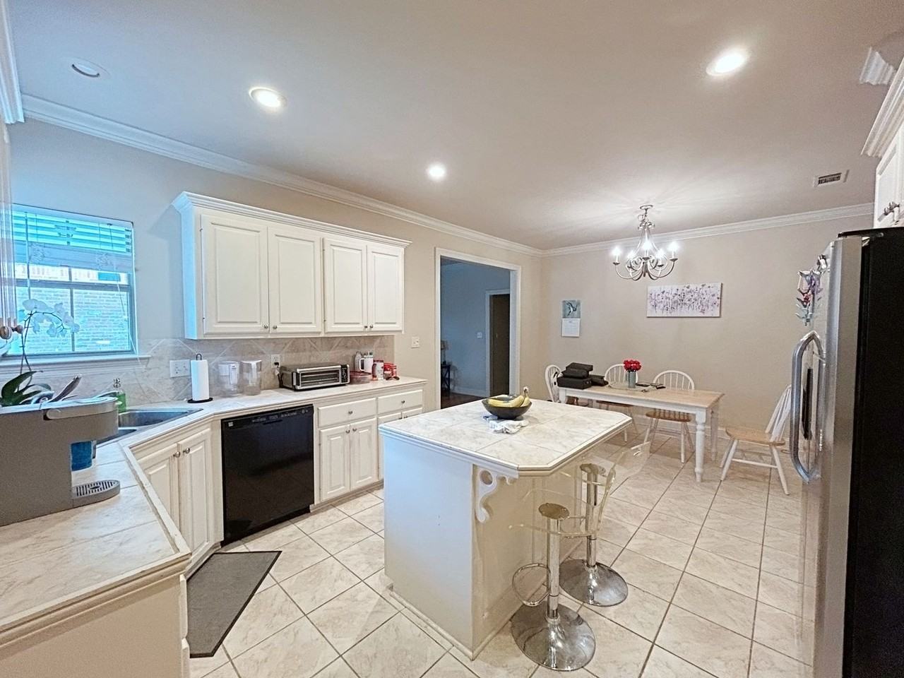 3926 Northshore Ave - Photo 3 of 29