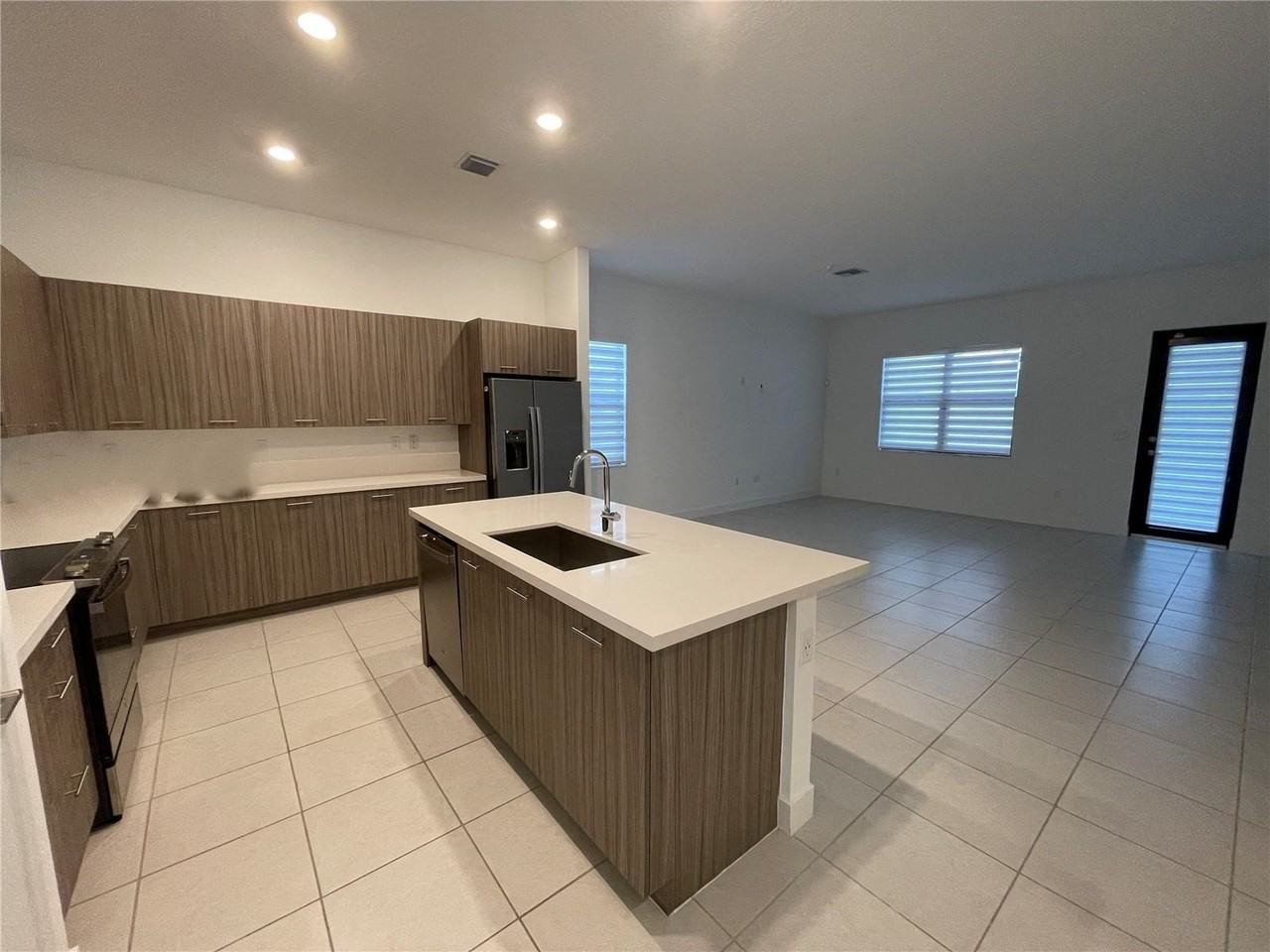 4506 Sw 174th Ave - Photo 2 of 8