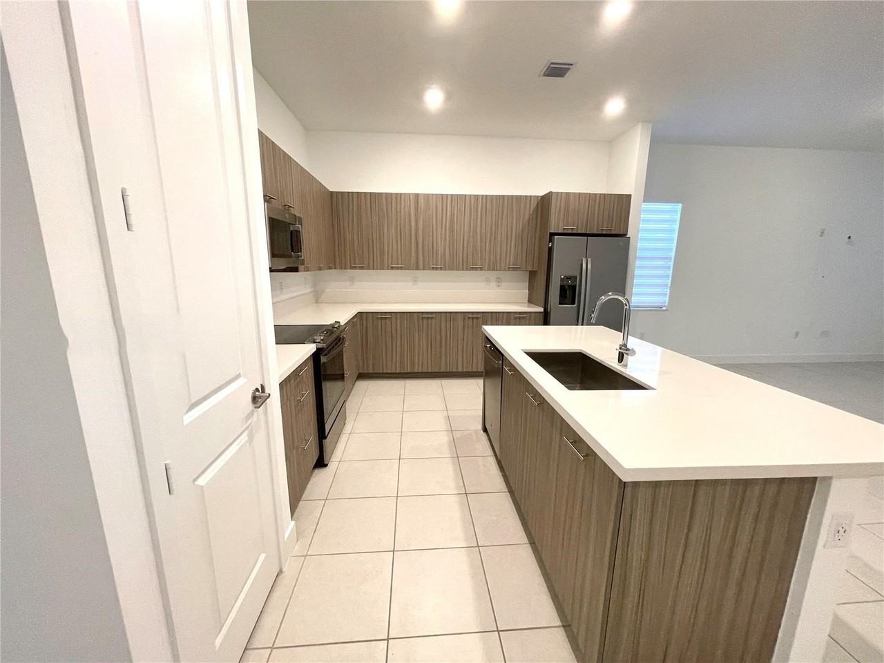 4506 Sw 174th Ave - Photo 3 of 8