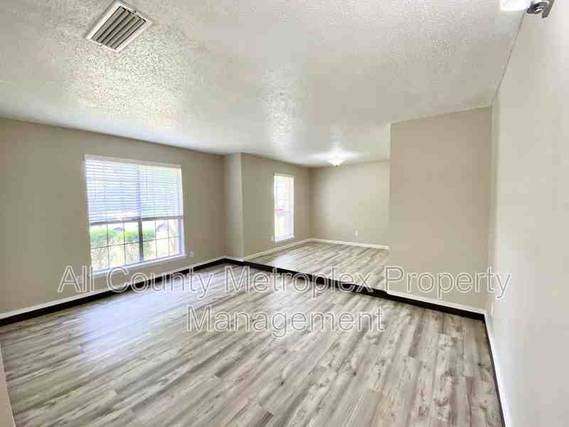 1142 Southwestern Dr - Photo 2 of 13