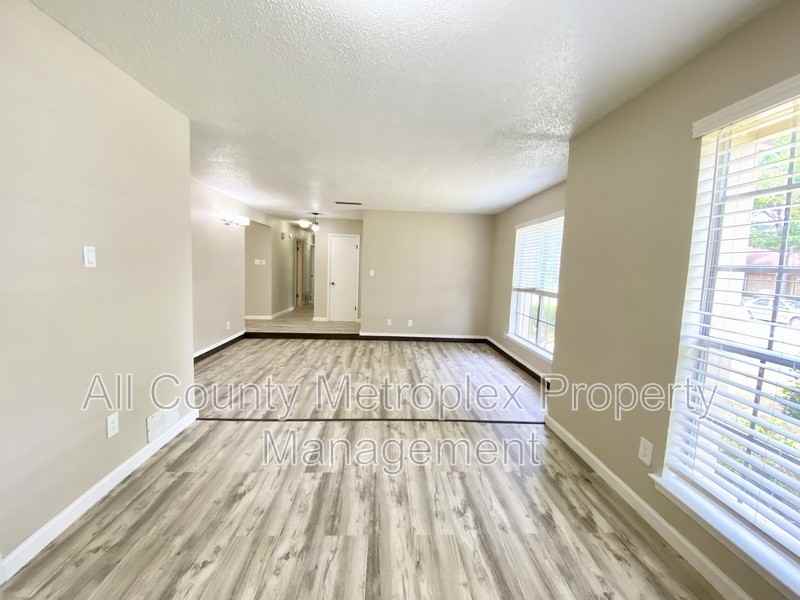 1142 Southwestern Dr - Photo 3 of 13