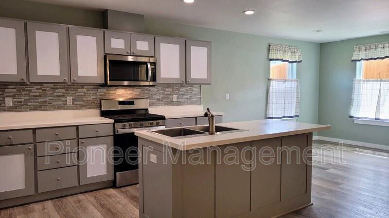 241 Ne Bramble St - Photo 2 of 15