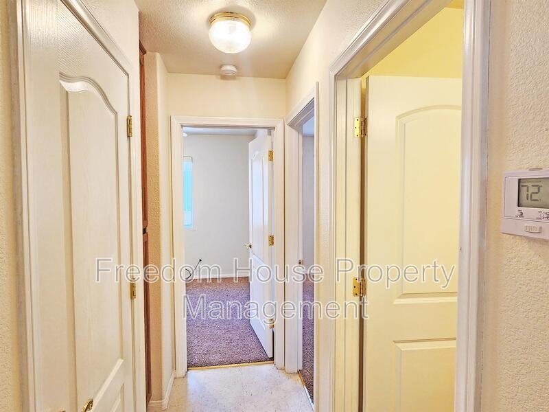 1770 Pershing Ave - Photo 7 of 32